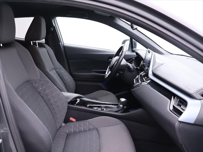 Toyota C-HR 2,0 E-CVT 112kW Executive - fotka 10 z 30