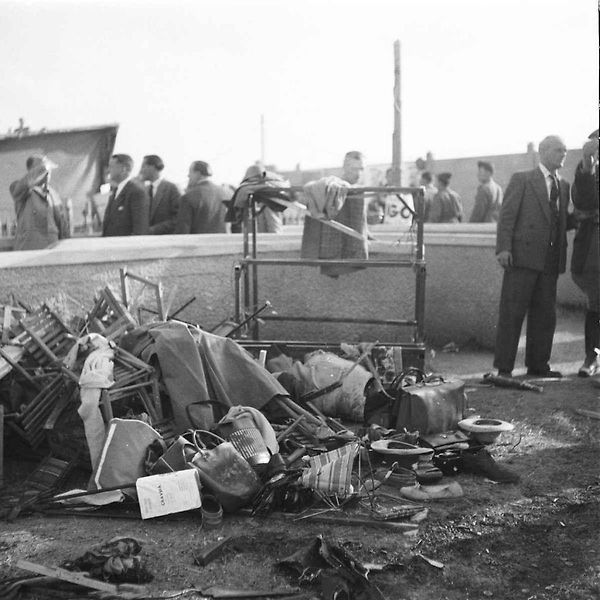 Le Mans 11. června 1955, okamžiky po katastrofě. Po nehodě závod i přes chaos pokračoval, protože funkcionáři se obávali, že hromadný odchod diváků by zablokoval cesty a na místo by se nedostali záchranáři.