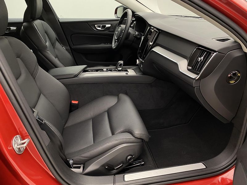 Volvo V60 B4 DARK PLUS AUT CZ - fotka 23 z 50