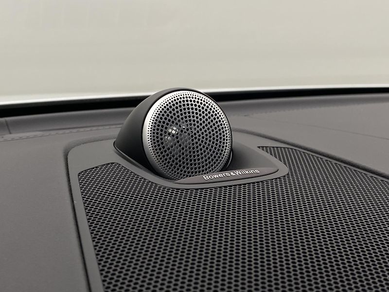 Volvo XC60 B6 AWD R-DESIGN AUT  - fotka 30 z 52