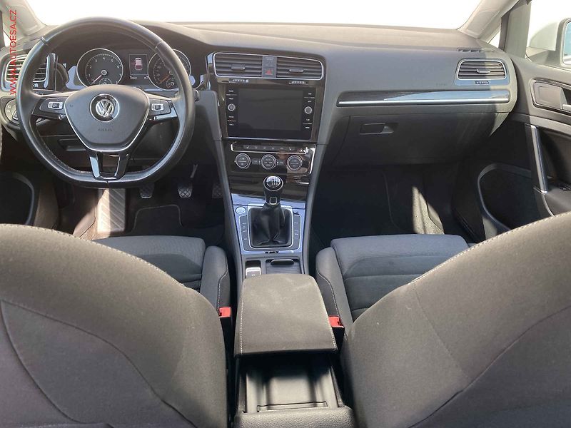Volkswagen Golf (2017) 1.5TSi, Highline, LED, šíbr - fotka 8 z 15