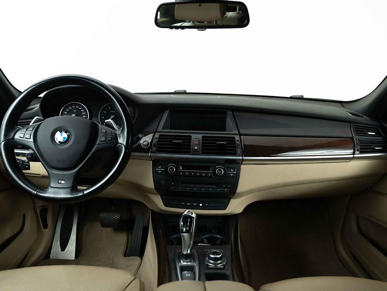 BMW X5 xDrive50i - fotka 12 z 22