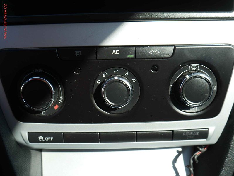 Škoda Octavia (2010) 1.6TDI, ČR, Ambiente - fotka 12 z 13