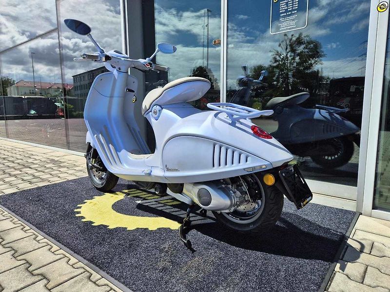 Vespa 946 (2025) 946 Snake E5+ - fotka 6 z 24