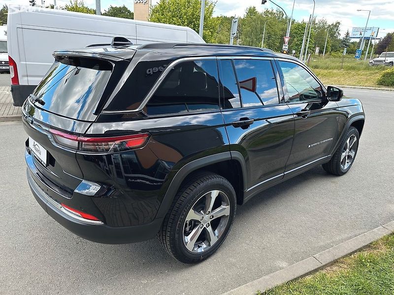 Jeep Grand Cherokee (2025) Limited 2.0 Turbo 4xe PHEV - fotka 4 z 10