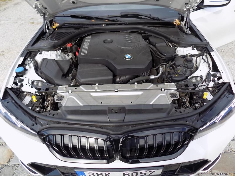 BMW Řada 3 330I 180 KW M SPORT XDRIVE - fotka 33 z 39