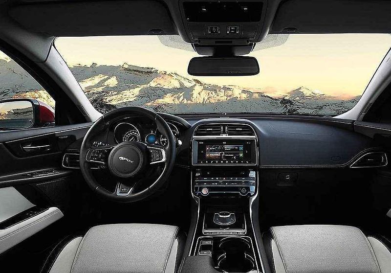 Jaguar XE.