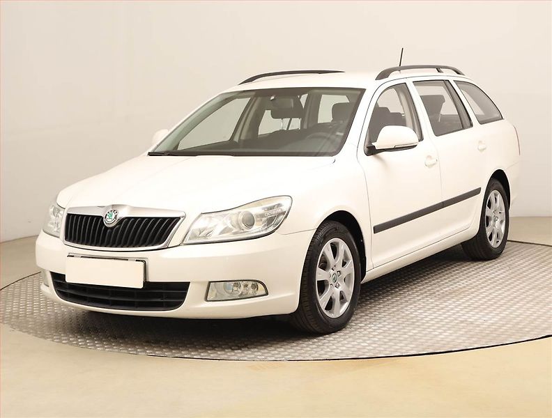 Škoda Octavia (2011) 1.6 TDI, nová STK, rezervace - fotka 2 z 16