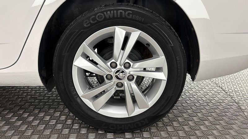 Škoda Fabia 1.0 TSI Ambition Combi - fotka 19 z 25