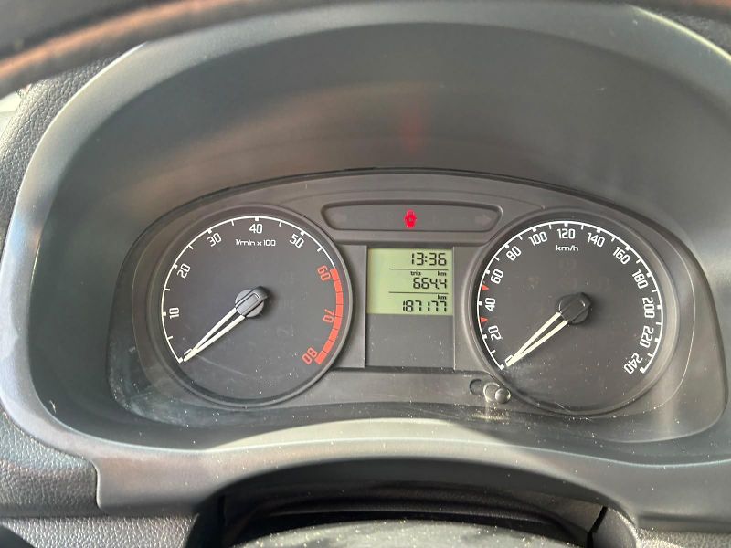 Škoda Fabia (2009) 1.2HTP, 51KW - fotka 13 z 18