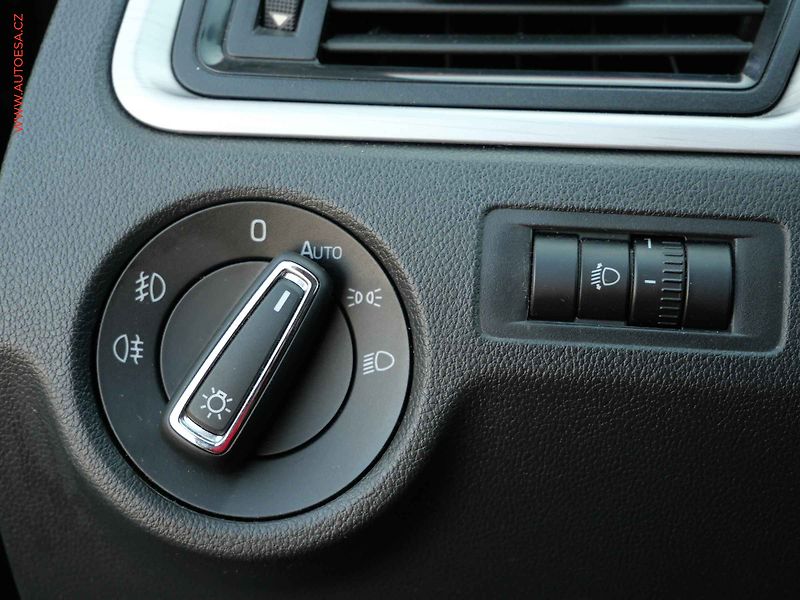 Škoda Rapid (2016) 1.2 TSi, Ambition, xenon - fotka 15 z 25