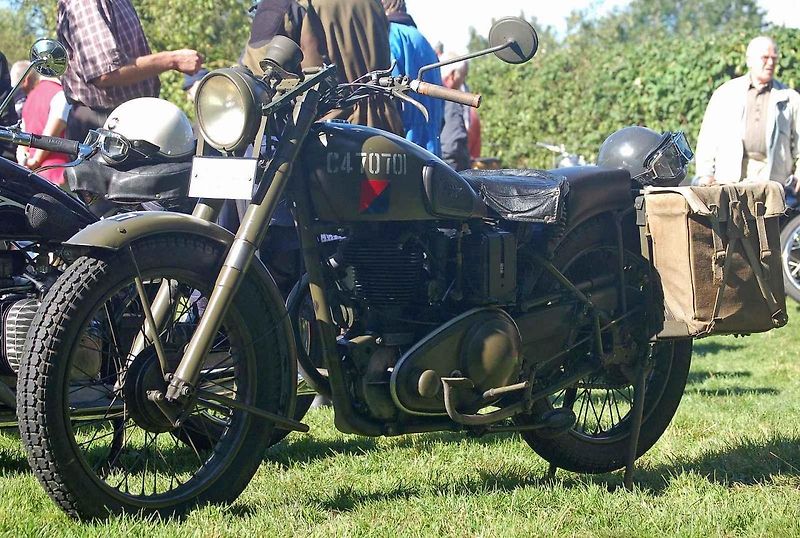 Holandský poštovní sbor vybavený motocykly Matchless.