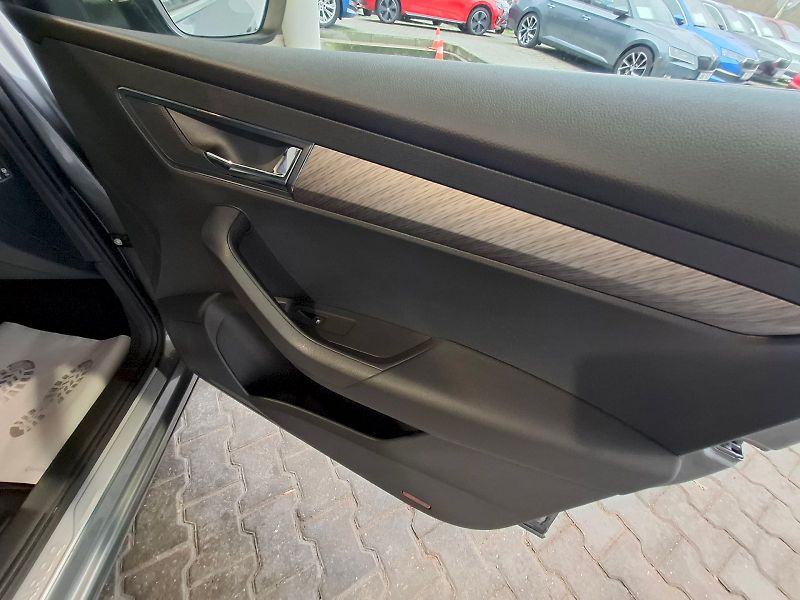 Škoda Karoq (2024) SELECTION TD 85/2.0 M6F - fotka 19 z 47