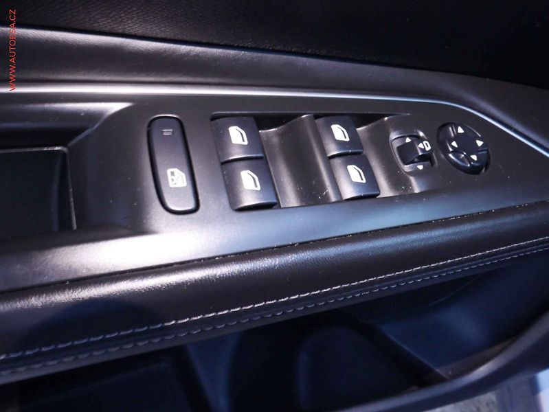 Peugeot 3008 (2019) 1.5 HDi, Allure, TZ, navi - fotka 17 z 19