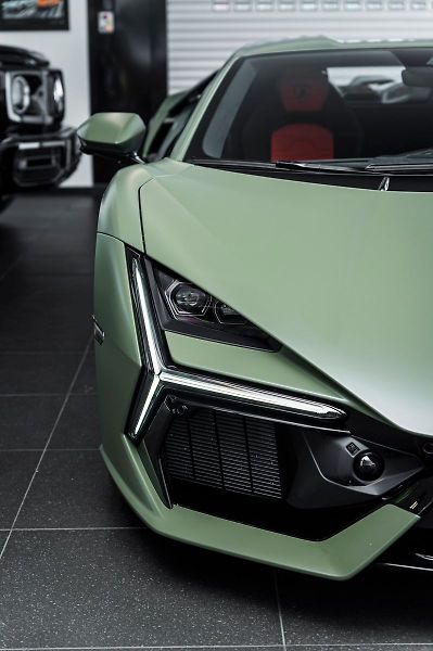 Lamborghini Revuelto - fotka 12 z 27