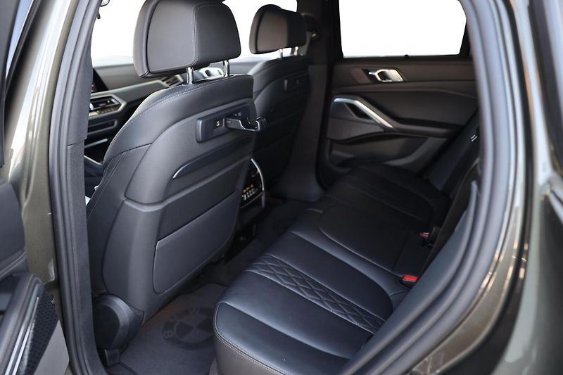 BMW X6 M50i - fotka 17 z 17