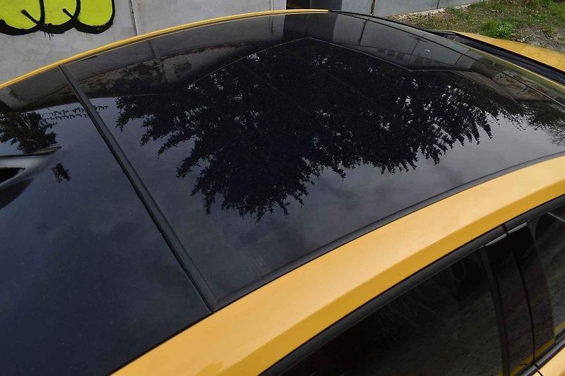 Se žlutým lakem vypadá nová Toyota Prius skoro jako sportovní auto