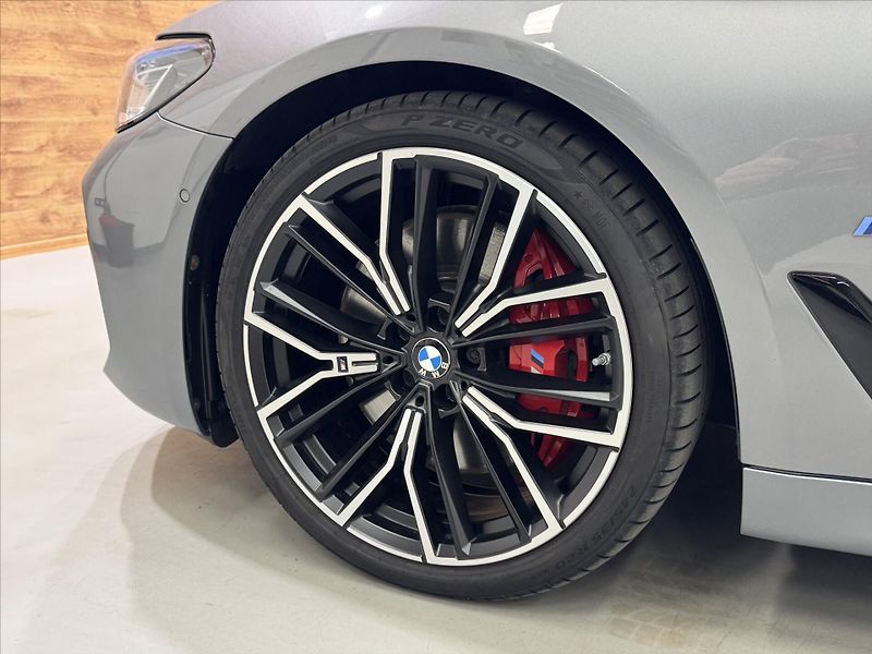 BMW Řada 5 M550i xDRIVE LASER HUD - fotka 27 z 31