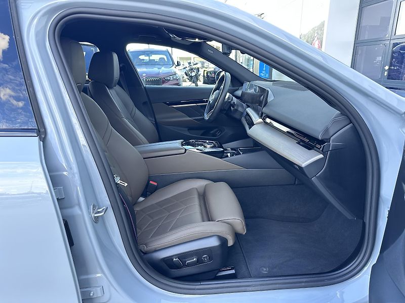BMW Řada 5 540d xDrive Touring M-Sport - fotka 9 z 35