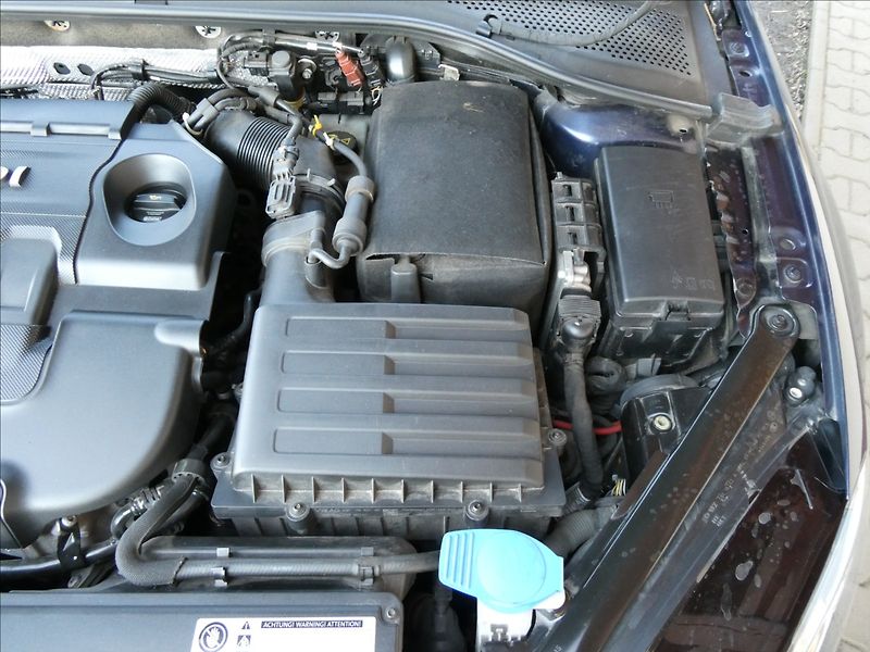 Volkswagen Golf 1,6 TDi 81kW CUP,2xkola,naviga - fotka 33 z 48