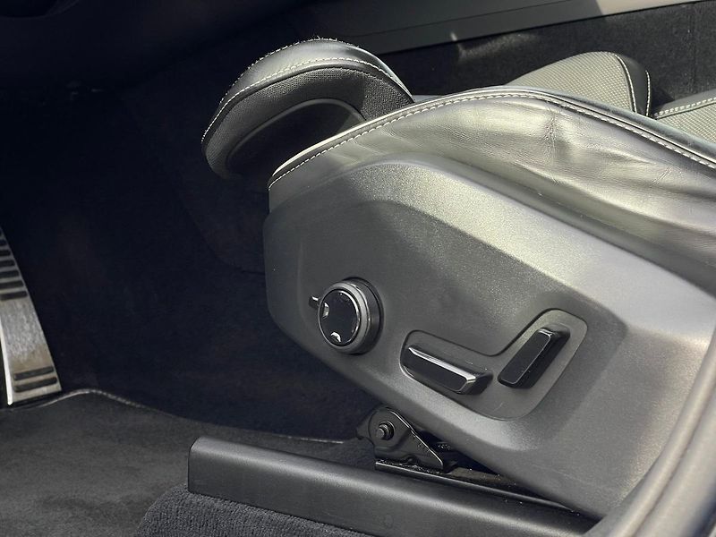 Volvo XC60 B4 AWD R-Design H&K, TZ - fotka 11 z 23