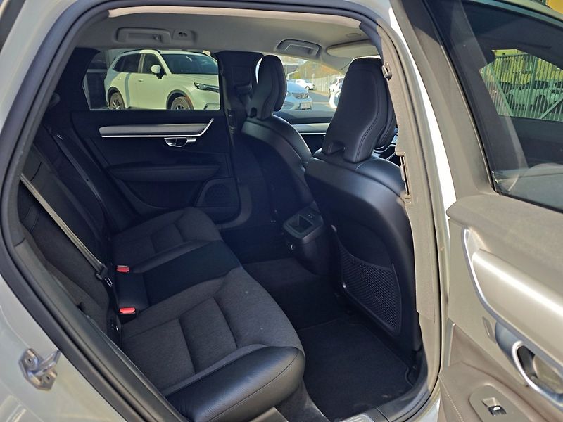 Volvo V90 (2019) 2.0 D4 Momentum 140kW 8AT - fotka 12 z 43