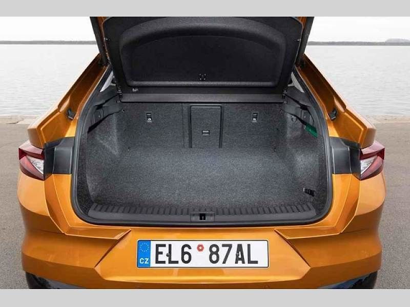 Plně elektrické SUV Škoda Enyaq Coupé iV (na snímku) se představilo v roce 2022 a vzbudilo u zákazníků velký zájem. Automobilka zrychluje svoji elektrickou ofenzivu: do roku 2026 představí tři zcela nové elektrické modely a další budou následovat.