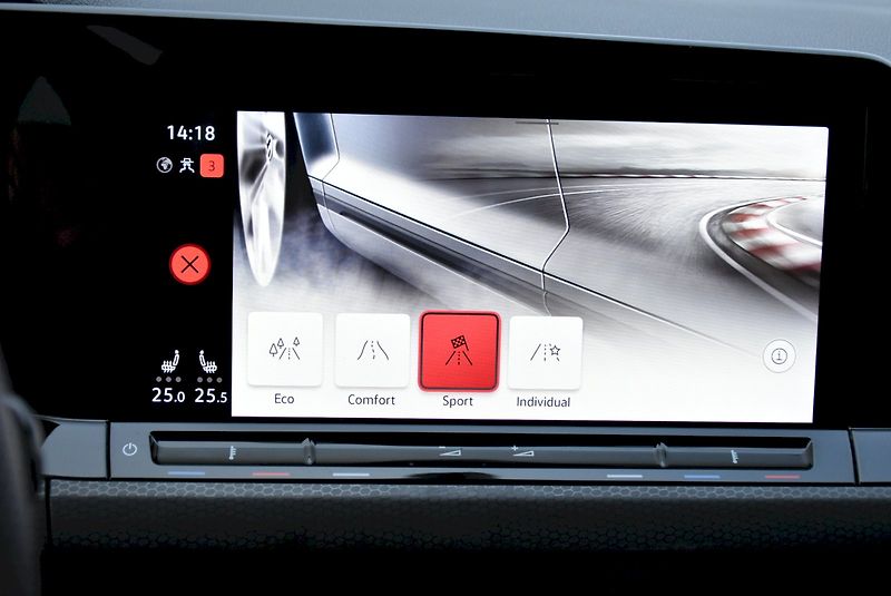 Volkswagen Golf (2022) GTI 2.0 TSI 180kW - fotka 23 z 33