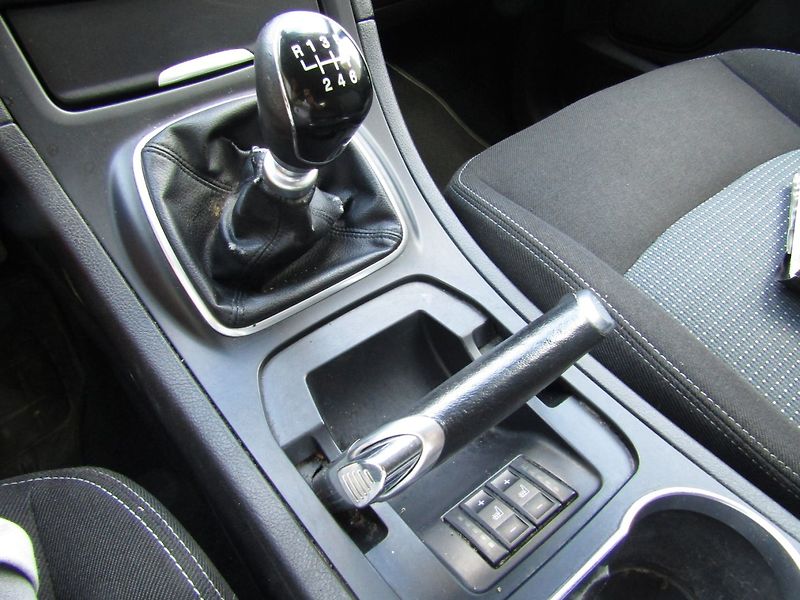 Ford Galaxy (2013) 1.6 TDCi  ZIMNÍ + LETNÍ PNEU - fotka 32 z 34