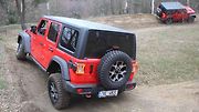 Dlouhý Wrangler není v terénu tak obratný, jako ten krátký, ovšem v mnoha aspektech je daleko lepší. Zejména při křížení náprav je tento fakt zřetelný. Dlouhé provedení je na dálnici také daleko stabilnější a není tak uskákané.