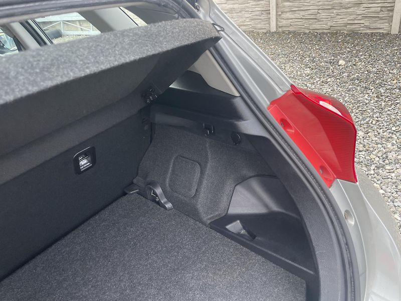 Toyota Auris 1.8i 16v HYBRID AUT SERVIS TOP - fotka 112 z 172