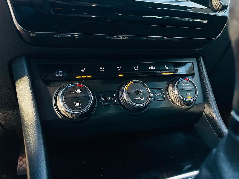 Škoda Superb 2.0TDI 1MAJITEL TAŽNÉ SERVISKA - fotka 39 z 44