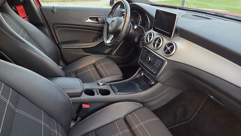 Mercedes-Benz GLA (2015)  220d 7G-DCT 4MATIC AMG Styl - fotka 12 z 31