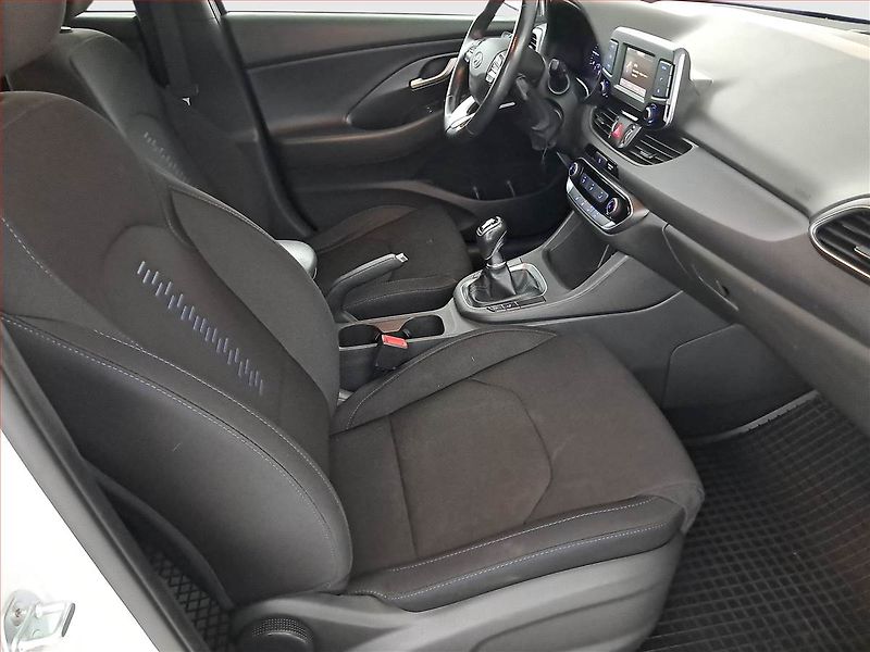 Hyundai i30 (2018) Trikolor 1.0 T-GDI, Serv.kniha - fotka 9 z 18