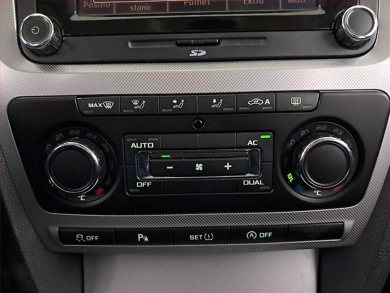 Škoda Octavia (2011) 1.6 TDI, Navi, Xenony - fotka 16 z 20