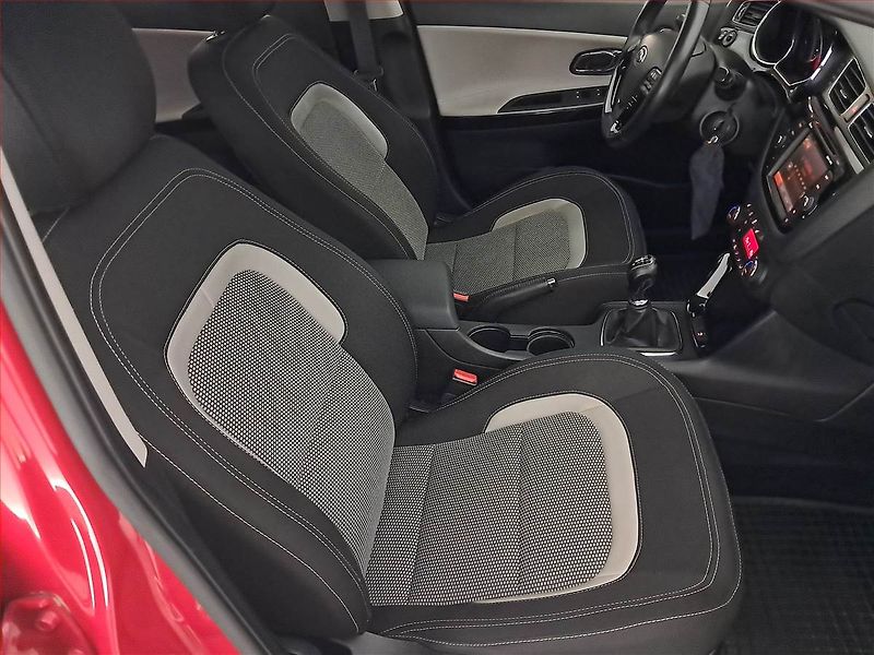 Kia Ceed (2015) 1.6 CRDi, Serv.kniha, Navi - fotka 9 z 21
