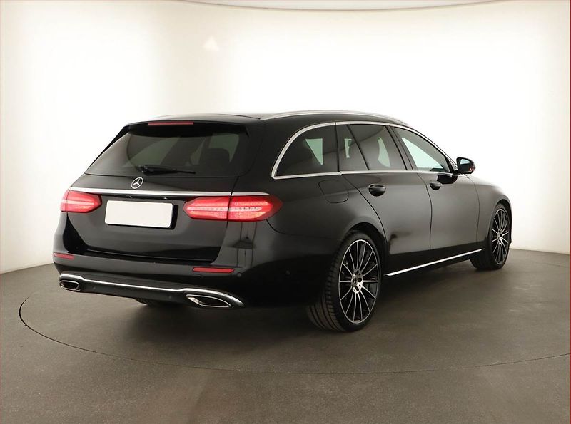 Mercedes-Benz Třídy E (2017) AMG Paket E 400 4MATIC - fotka 5 z 29