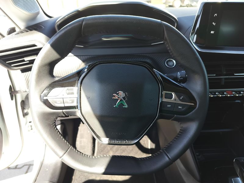 Peugeot 208 e, navigace - fotka 12 z 27