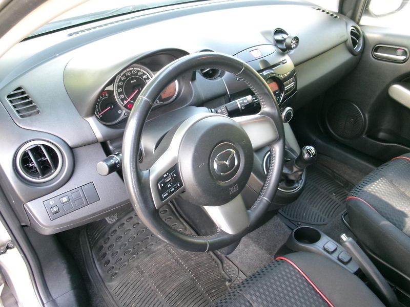 Mazda 2 (2011) 1,3i KLIMA ALU VÝHŘEV - fotka 9 z 27