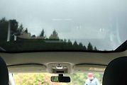 Ze stejného důvodu chybí roleta příplatkové panoramatické střechy. Před sluncem a horkem v kabině má chránit speciální fólie. Tím se podařilo ušetřit 6 kilogramů.