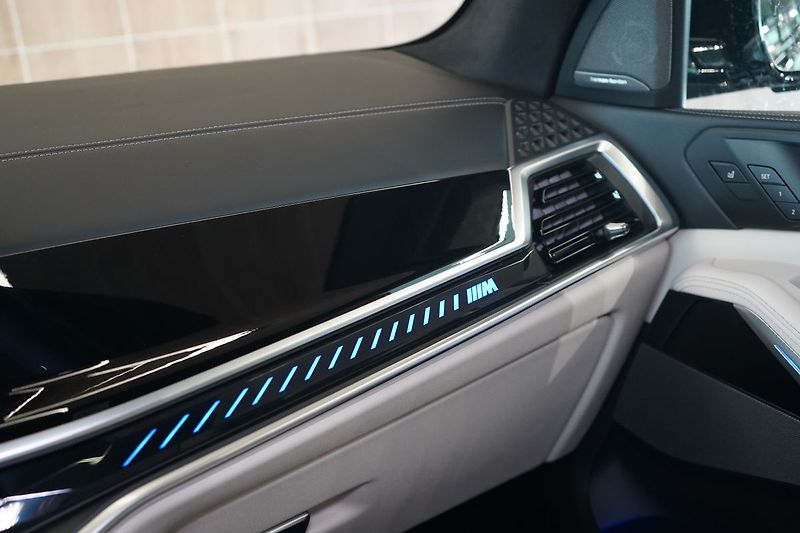 BMW X7 M60i xDrive, Masáž, Skylounge - fotka 42 z 50