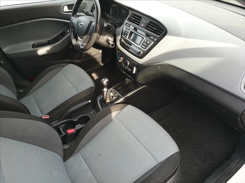 Hyundai i20 1,3 i servis.knížka - fotka 12 z 20