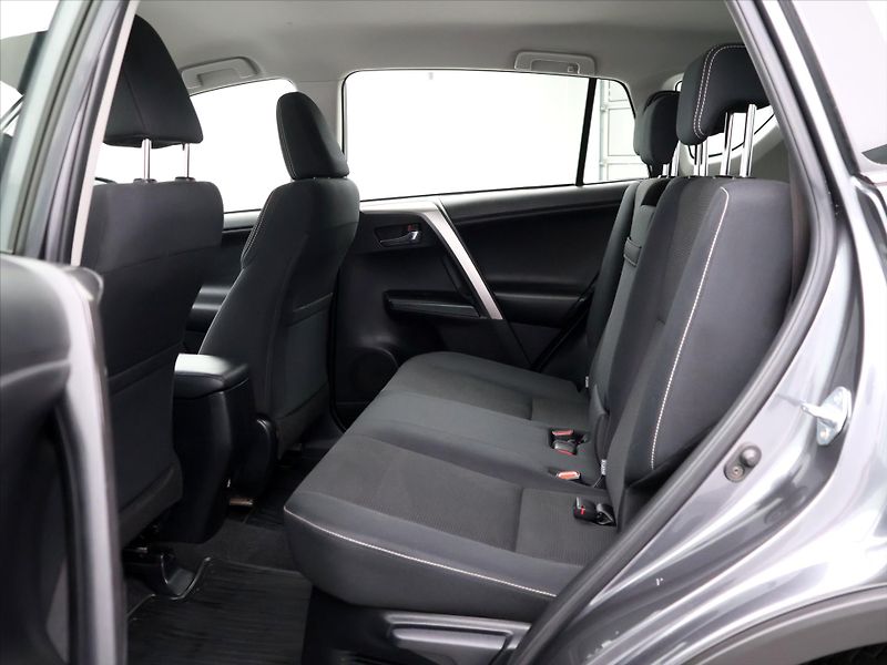 Toyota RAV4 2,5 HEV 114kW Executive 4WD - fotka 15 z 41