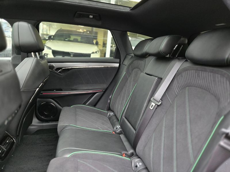 Voyah FREE 318 REV (2025) REV 318 AWD Hybrid - fotka 13 z 17