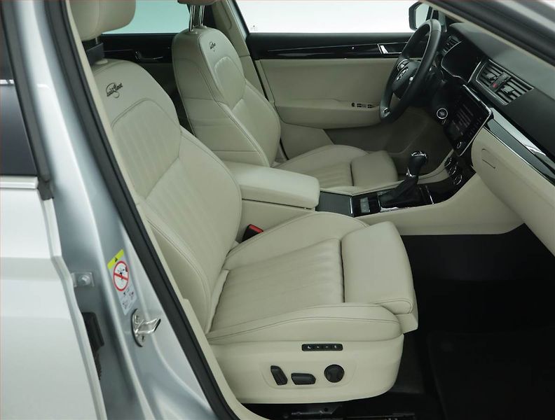 Škoda Superb (2023) Laurin&Klement 2.0 TDI - fotka 9 z 17