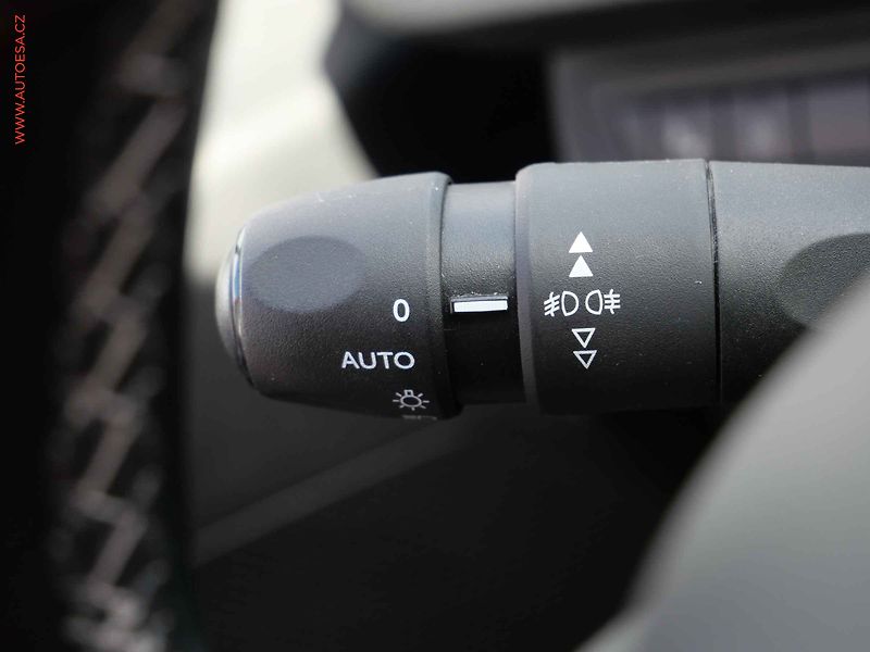 Peugeot 2008 (2015) 1.2 PT, 1.maj,ČR, Allure, AC - fotka 12 z 19