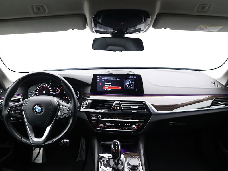 BMW Řada 5 2,0 520d Aut 140kW Luxury Line - fotka 25 z 32