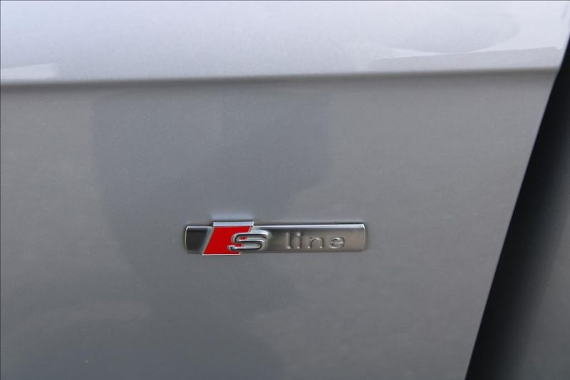 Audi A4 2,0 TDi  AUTOMAT, S-LINE - fotka 28 z 33