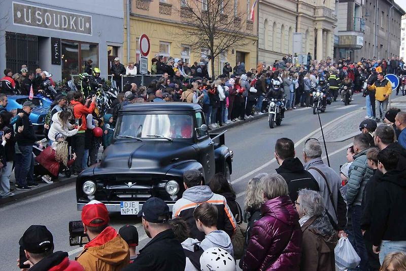 V Příbrami se sjela historická auta a motorky v rámci tradiční akce Česká Route 66.