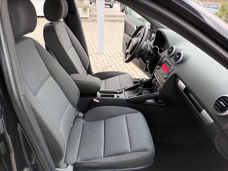 Audi A3 1,6 TDI,XENON,VÝHŘEV,  Sportba - fotka 22 z 33